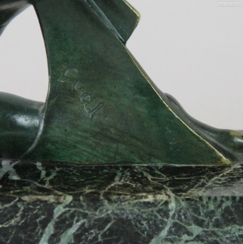 Bronce patinado en verde sobre mármol veteado en verde.
Francia.